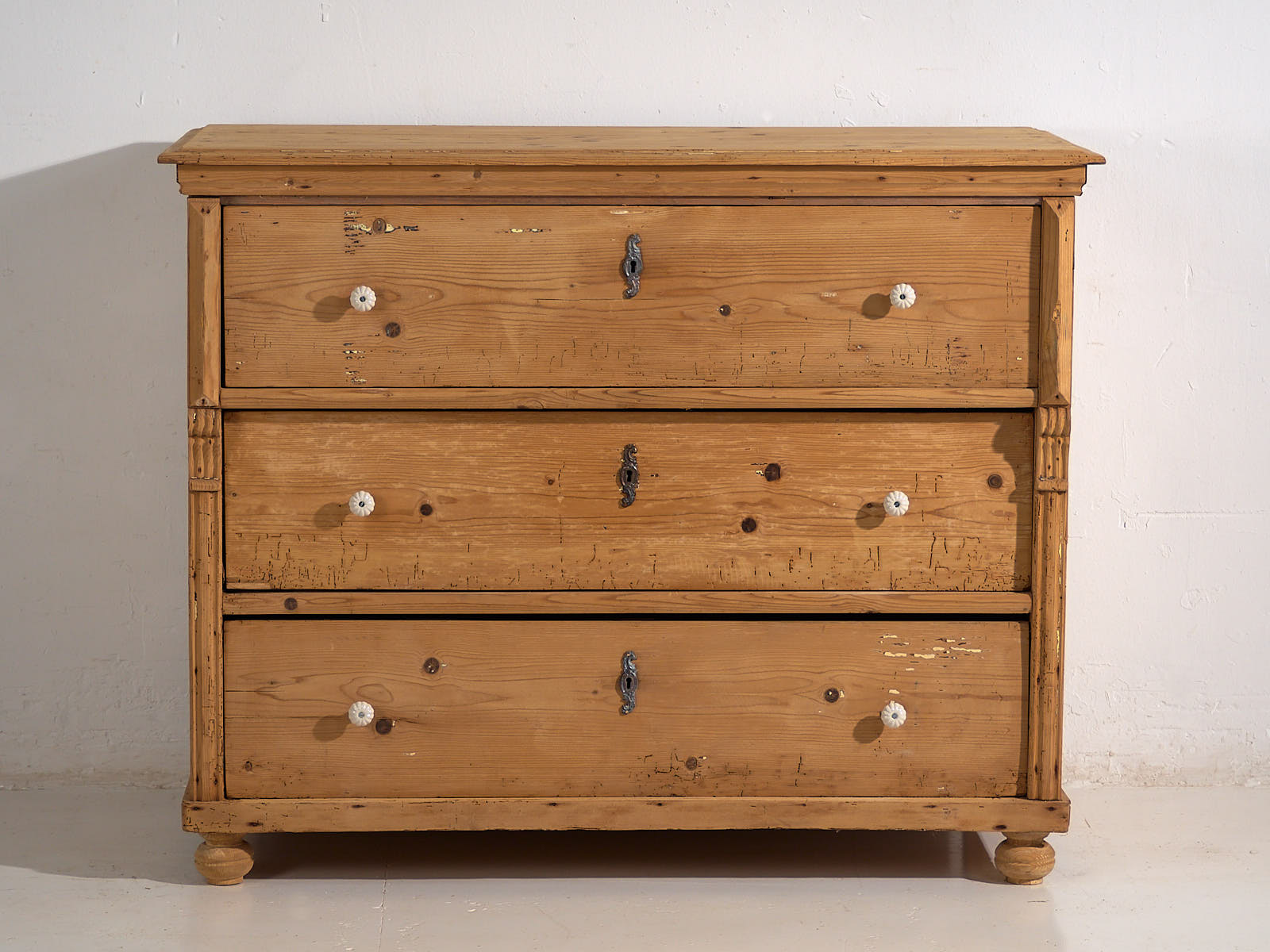 Antique three-drawer chest of drawers (circa 1920)