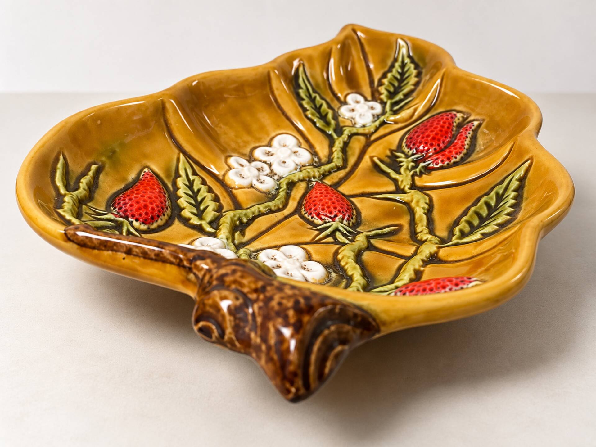 Vintage ceramic enamelled pocket tray with strawberry design – 1960s