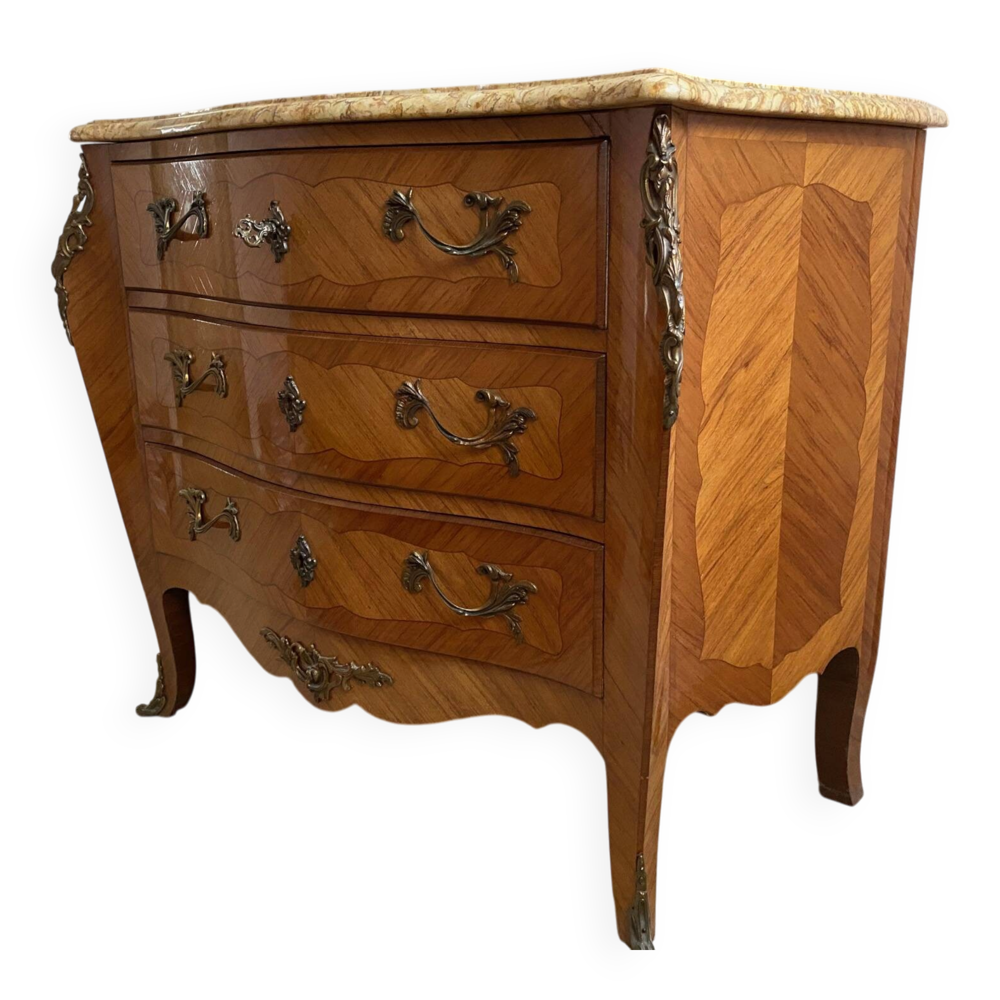 Commode de style Louis XV en marqueterie – marbre beige – bronze doré