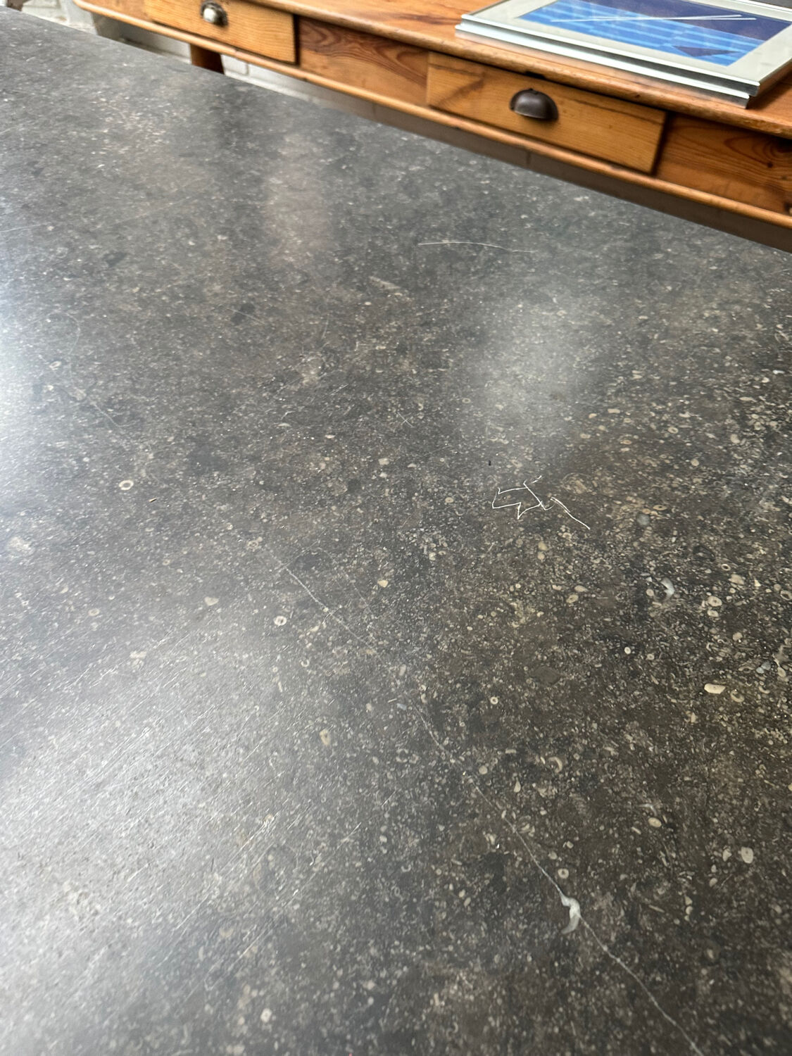 Ilot de magasin recouvert d’une pierre bleue