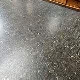 Ilot de magasin recouvert d’une pierre bleue