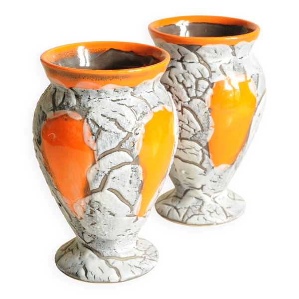 Paire de vases en céramique gris, blanc et orange Vallauris