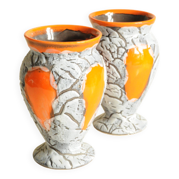 Paire de vases en céramique gris, blanc et orange Vallauris