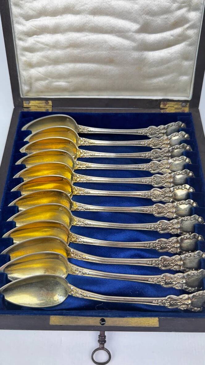 12 dessert spoons in vermeil, Minerva 19th century, blackened pear tree box