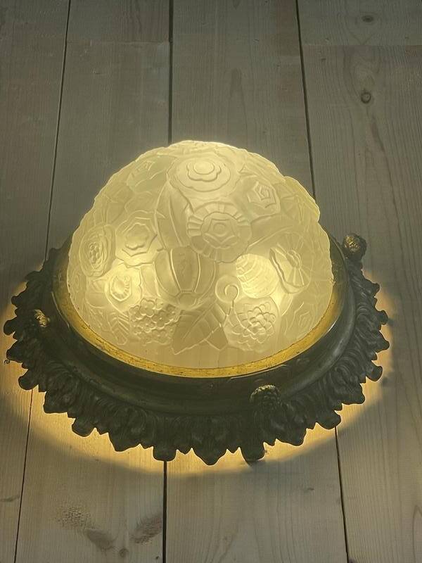 Plafonnier Art Nouveau en verre mouluré et bronze