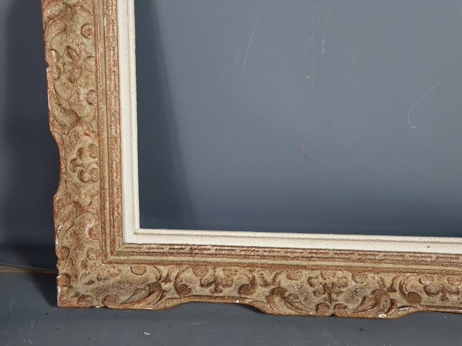 Montparnasse frame with keys carved ceruse wood 62x53 cm, foliage 46x38 cm SB