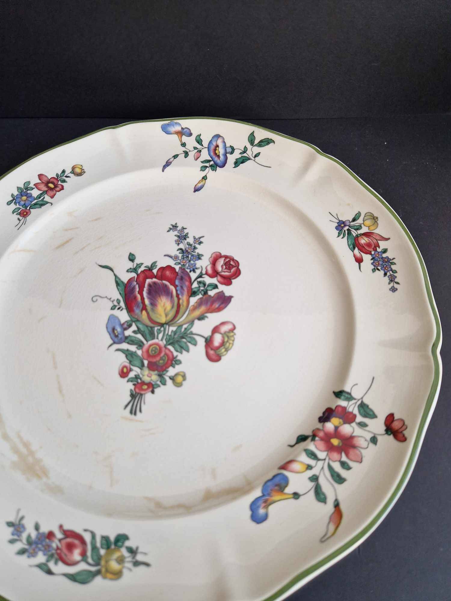 Large round ceramic serving dish Villeroy and Boch Mettlach model 1562.