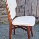 Lot de 6 chaises de salle à manger, bois et skaï blanc clouté, vintage, années 50