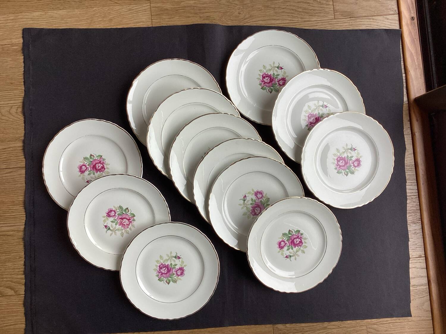 Set of 12 Moulin des Loups dessert plates - vintage