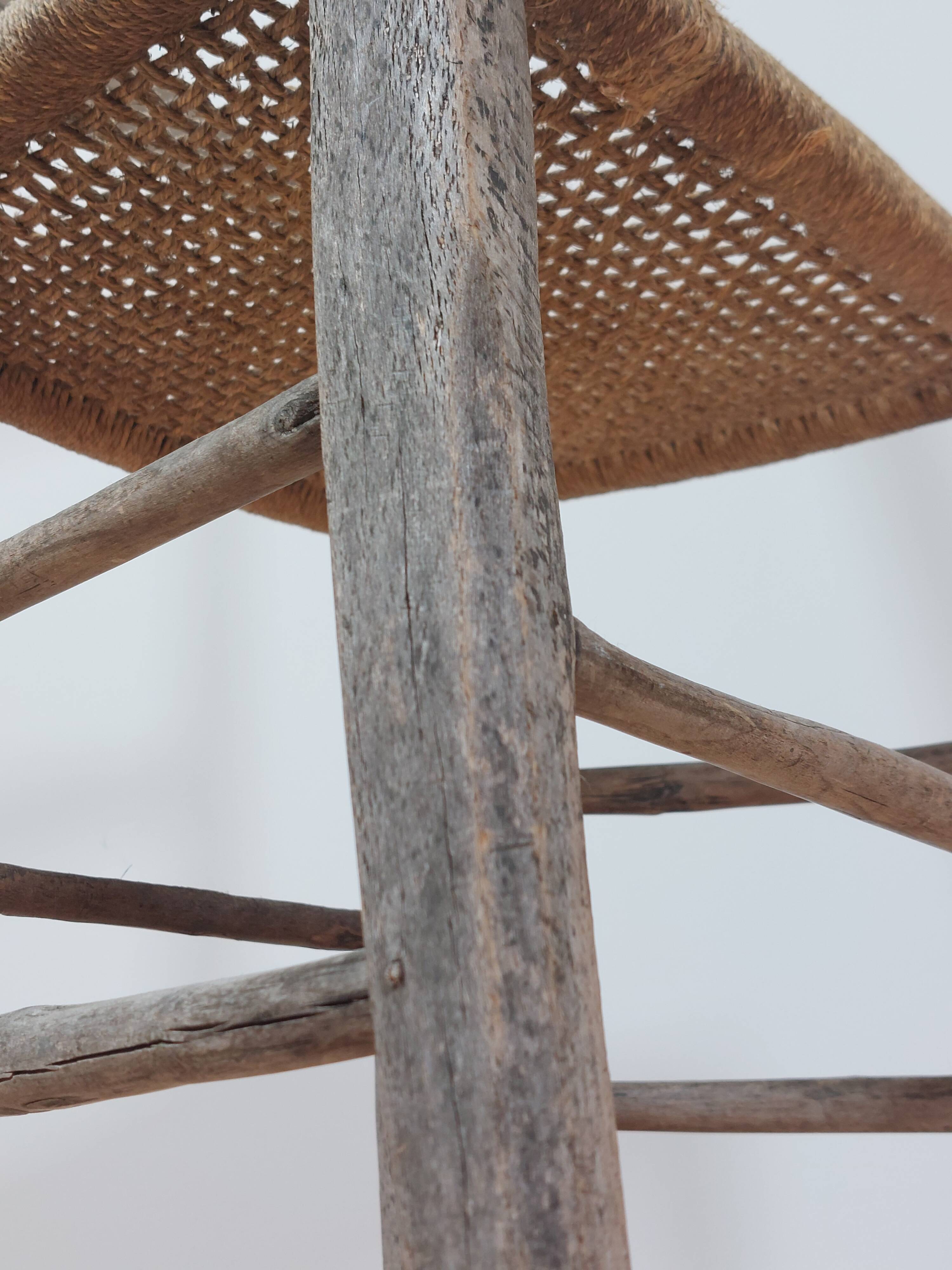 Antique wooden patinated travail populaire rope seat chair