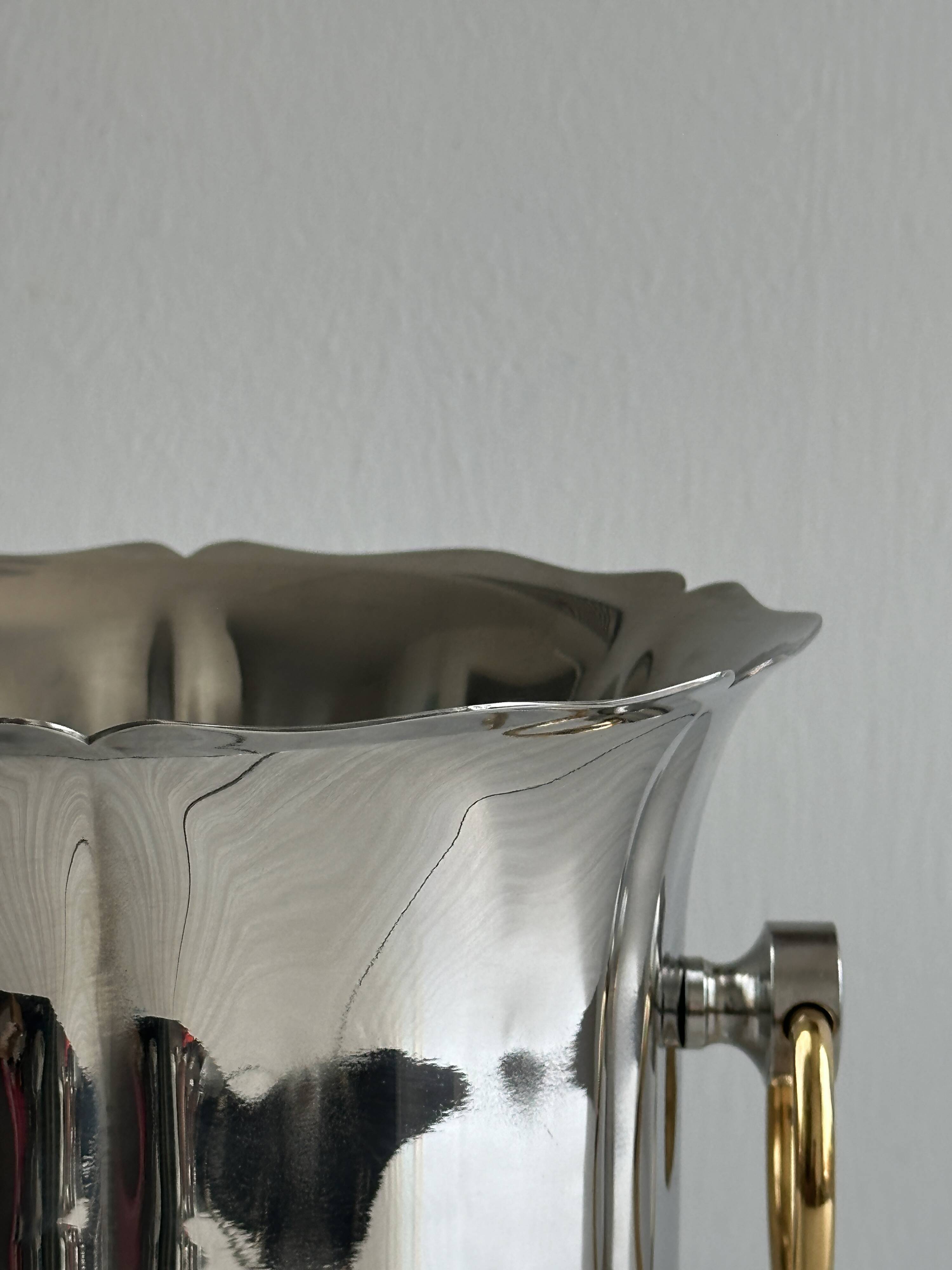Seau à champagne en métal argenté, poignées dorées, Guy Degrenne.