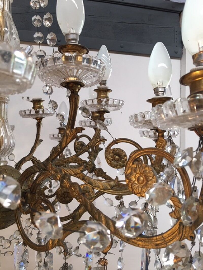 Lustre bronze ancien a pampilles cristal et verre 12 bras 18 lampes