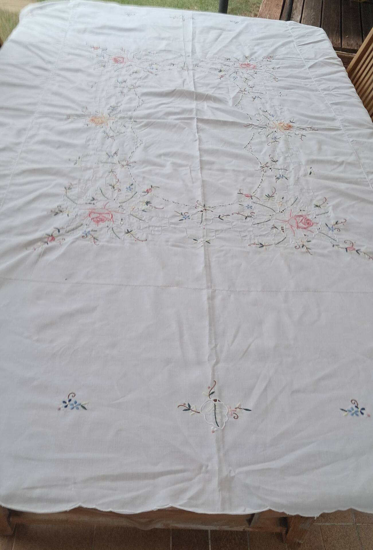 Antique hand-embroidered tablecloth with floral patterns and Richelieu cutwork – 160 x