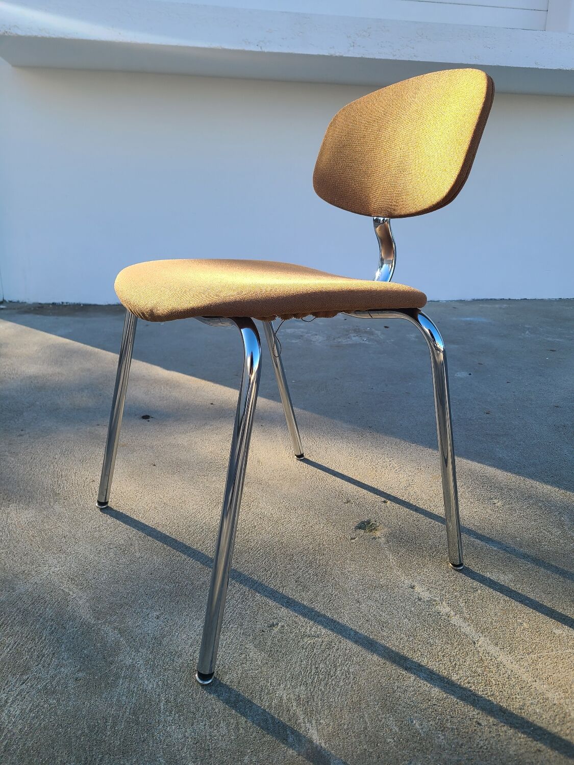 Chaise vintage stafor vers 1980