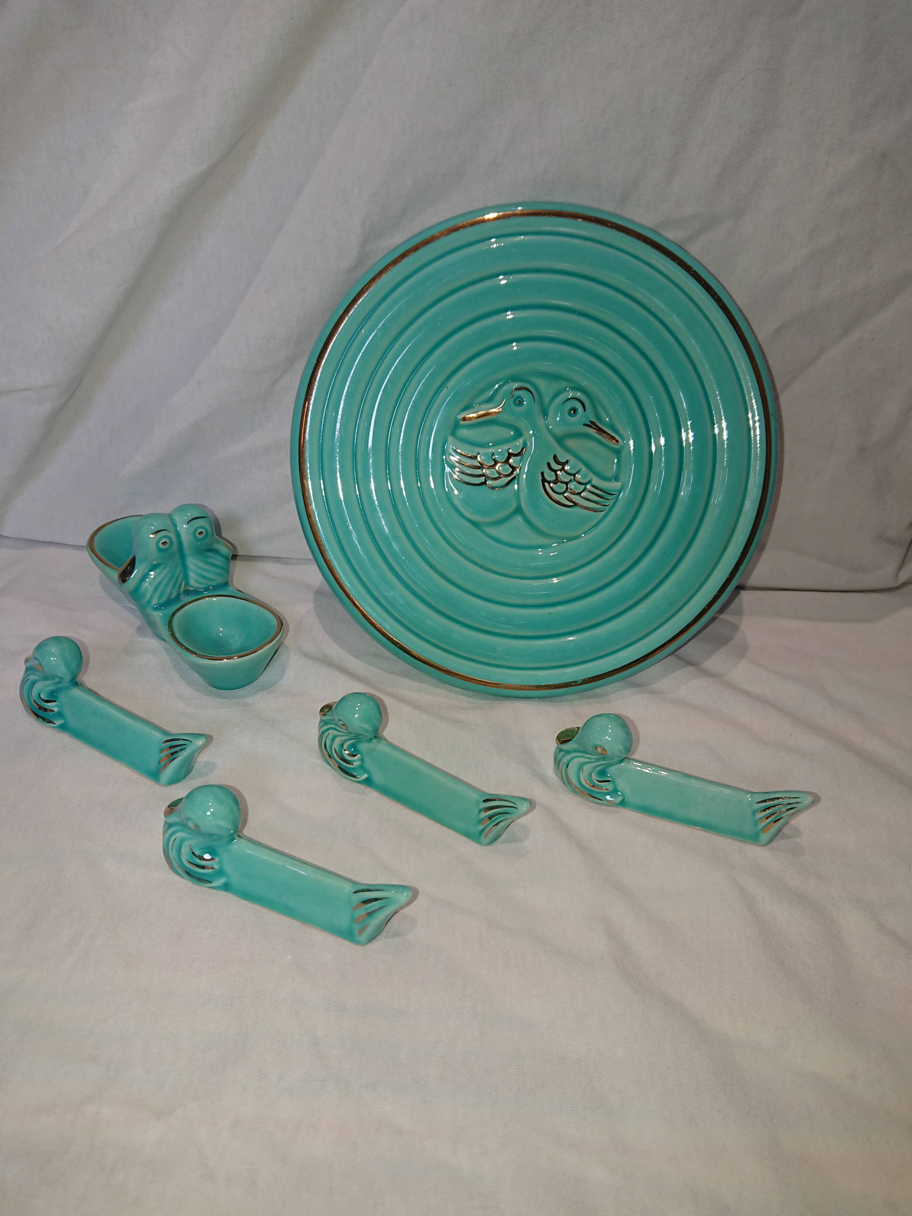 Tablemat, salt shaker and 5 knife holders set