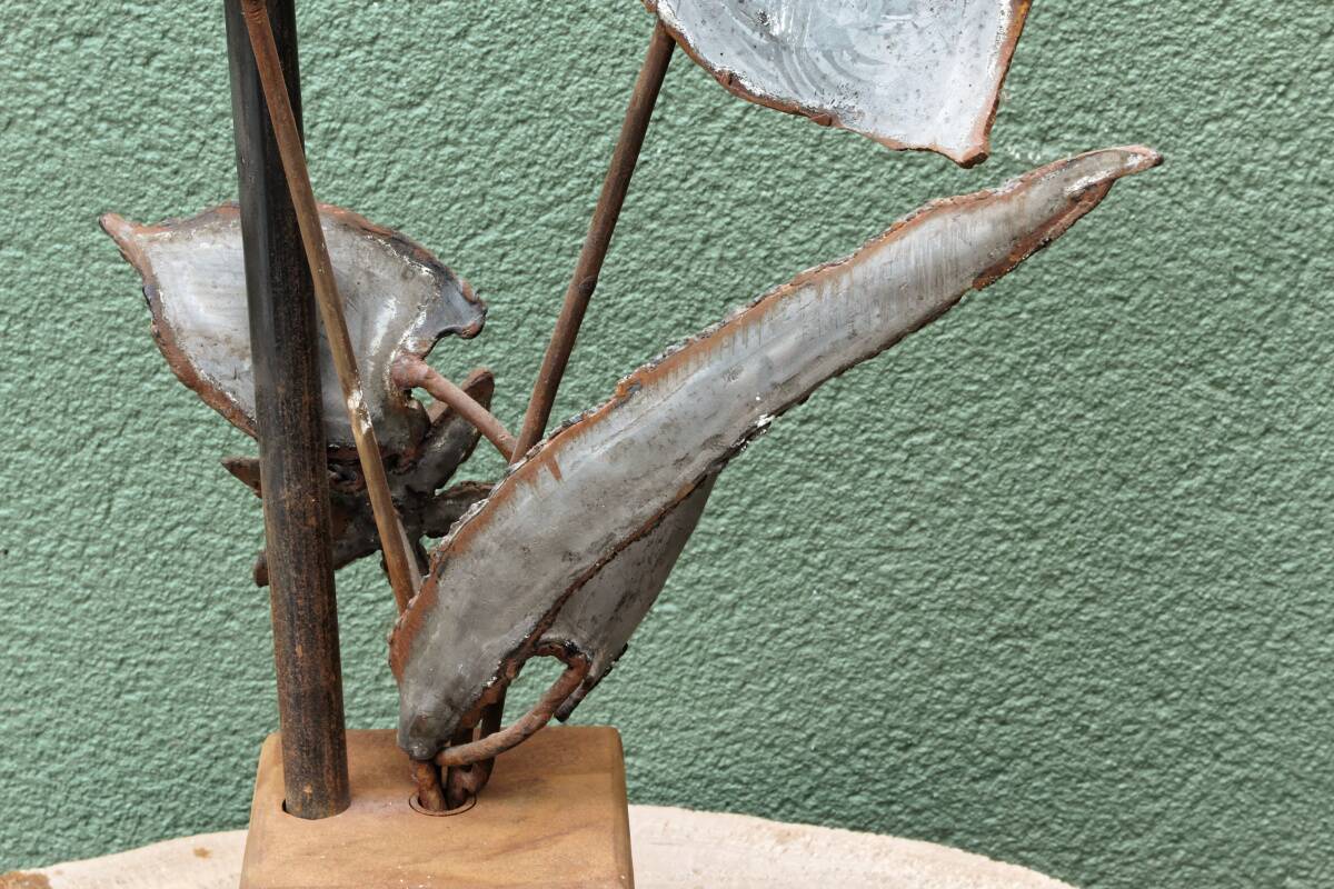 Brutalist metal lamp base, flowers