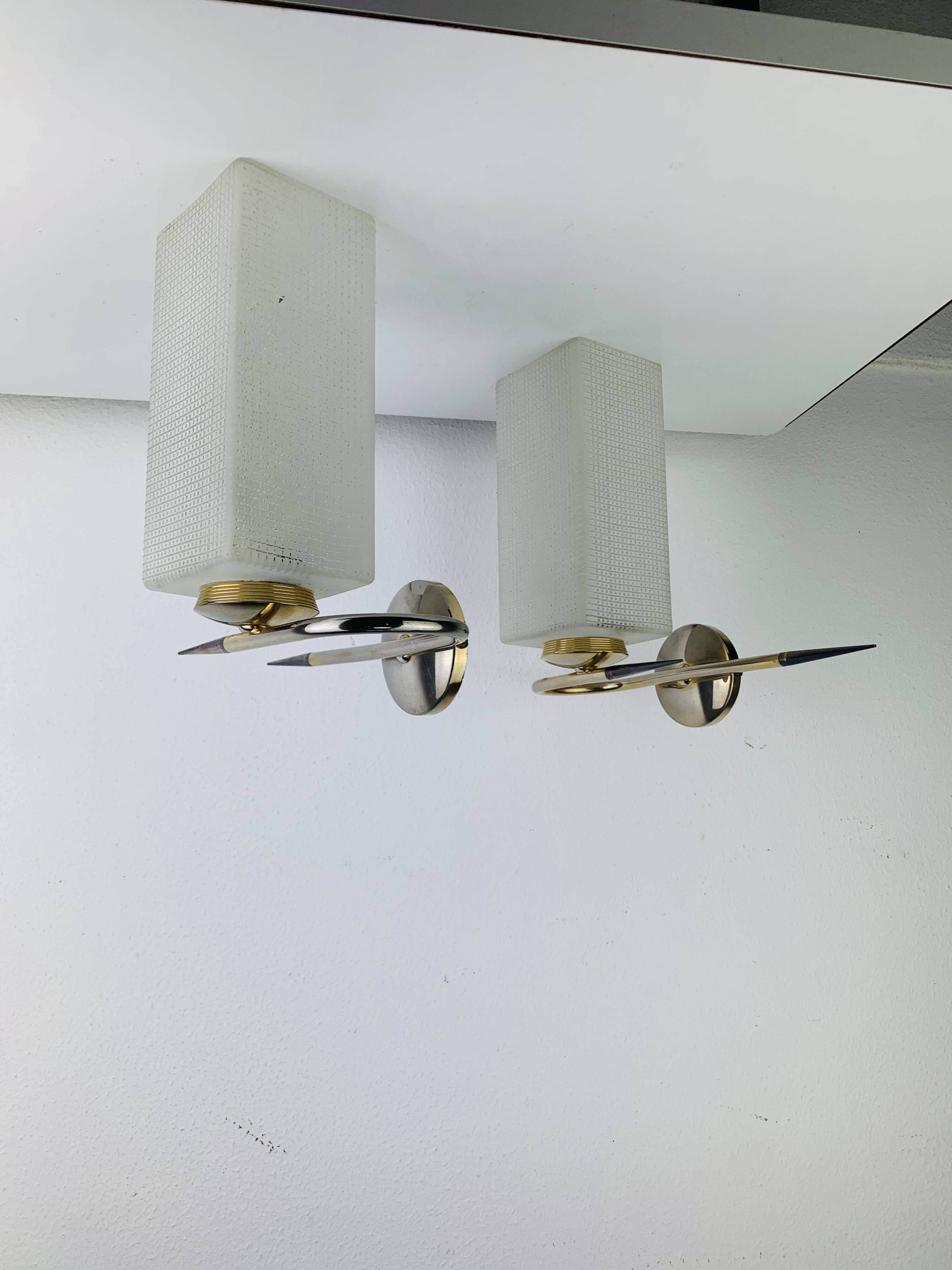 Pair of 1950s wall lights in brass and opaline tulips, Lunel Arlus