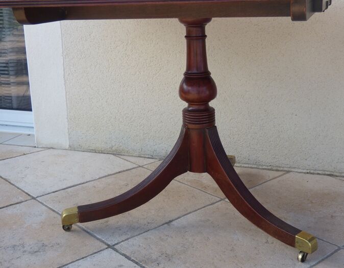 Mahogany top table inlaid with light wood nets and brass toes