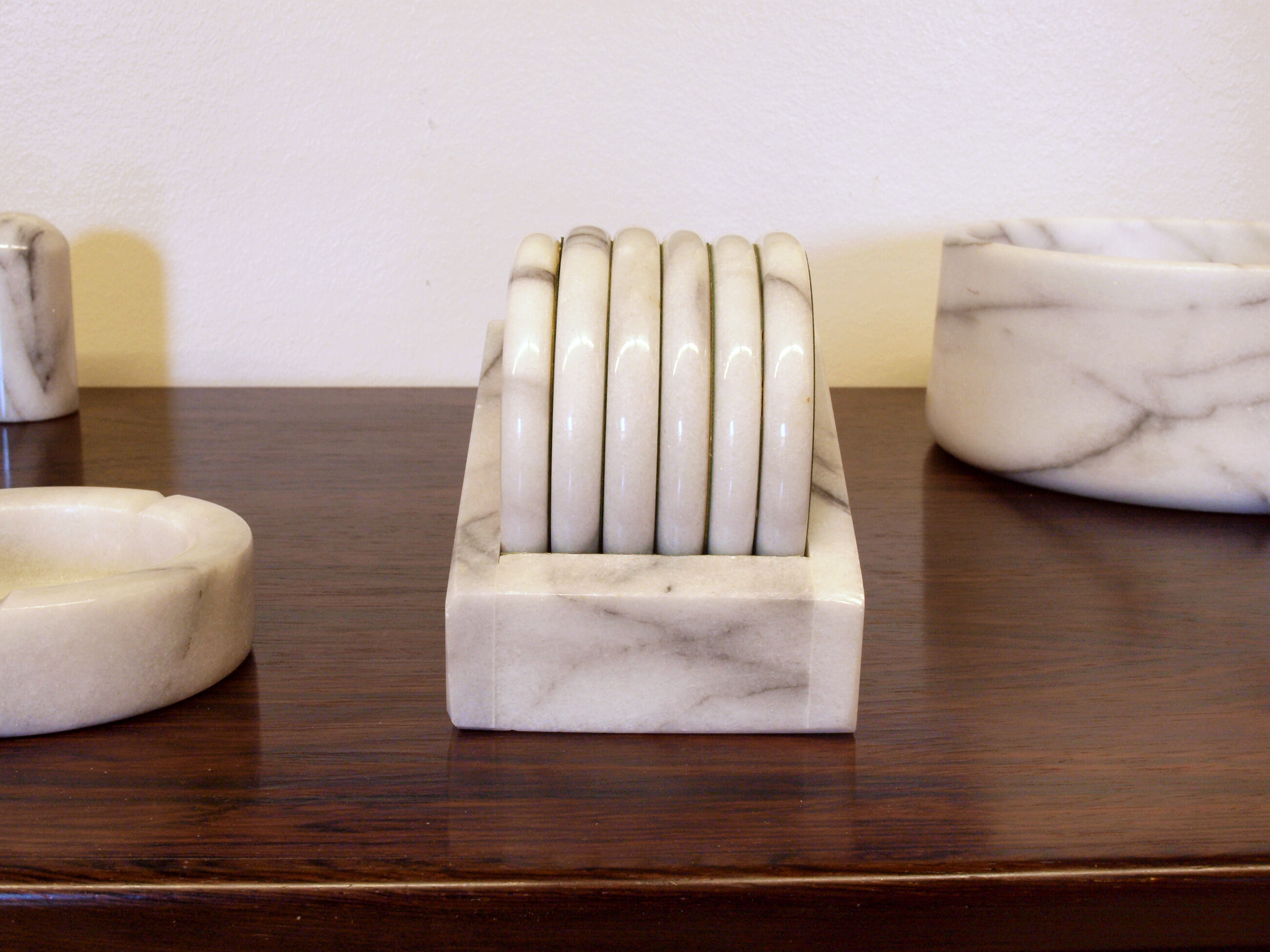 Set of table accessories in Carrara marble