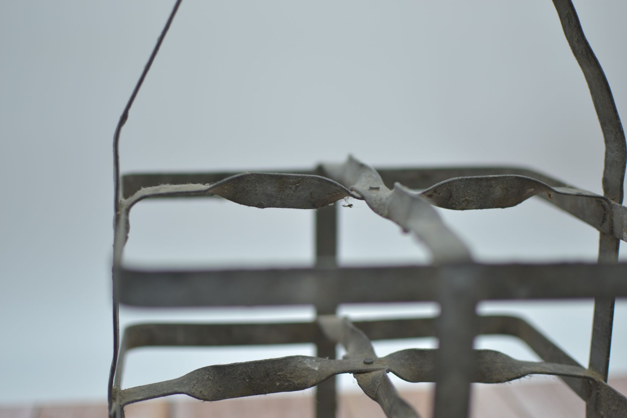 Bottle holder with 4 slots in galvanized zinc with wooden handles
