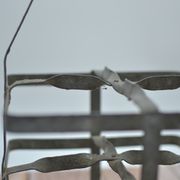 Bottle holder with 4 slots in galvanized zinc with wooden handles