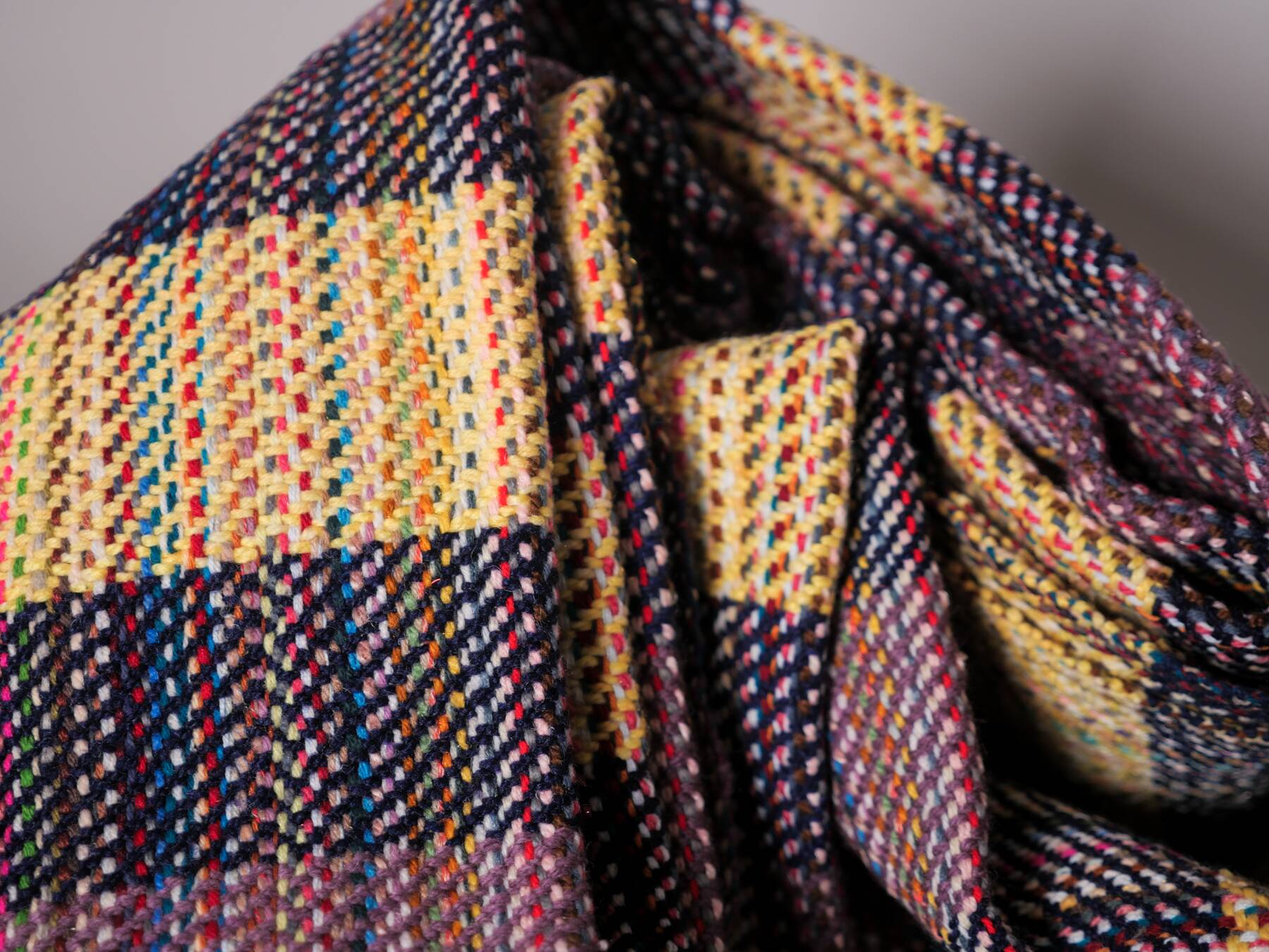 Couverture khadi, tissé main en laine recyclé par Storie