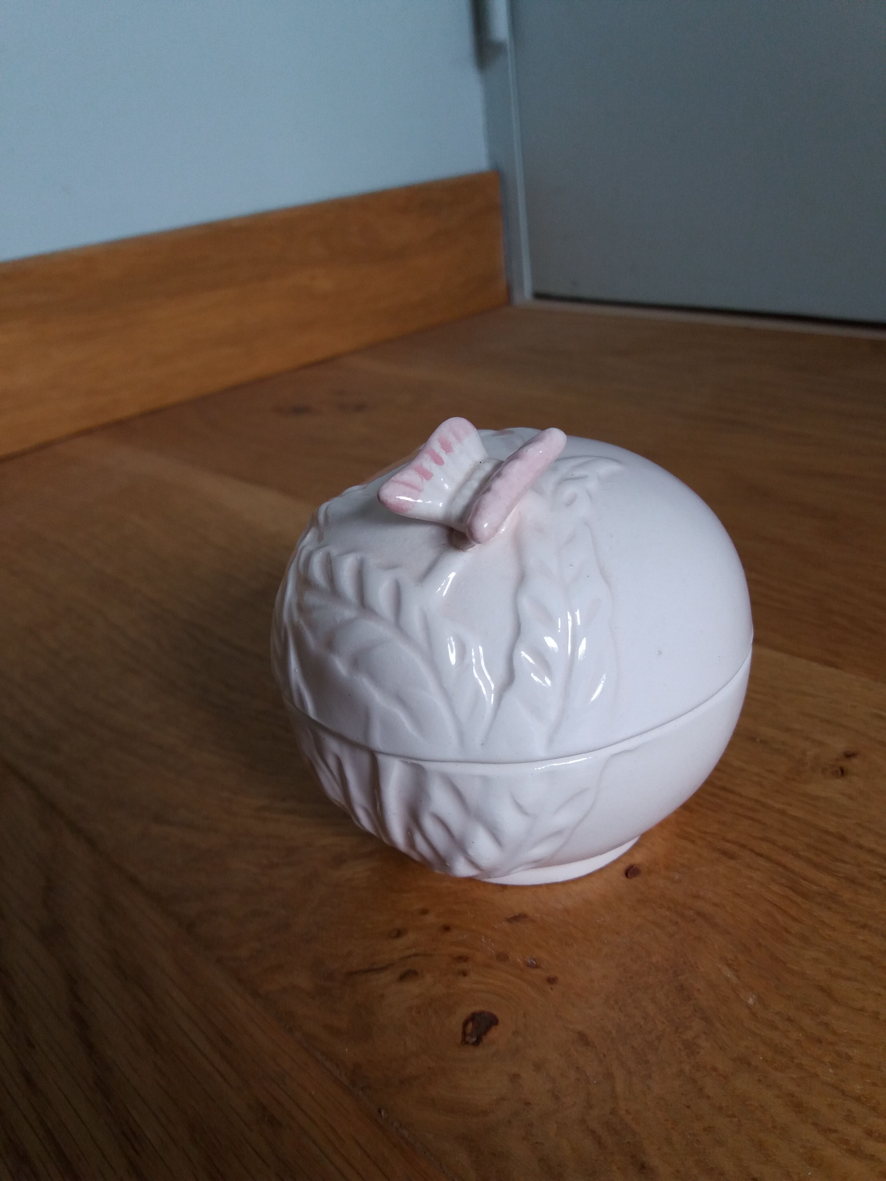 Spherical box in pink ceramic Willemse