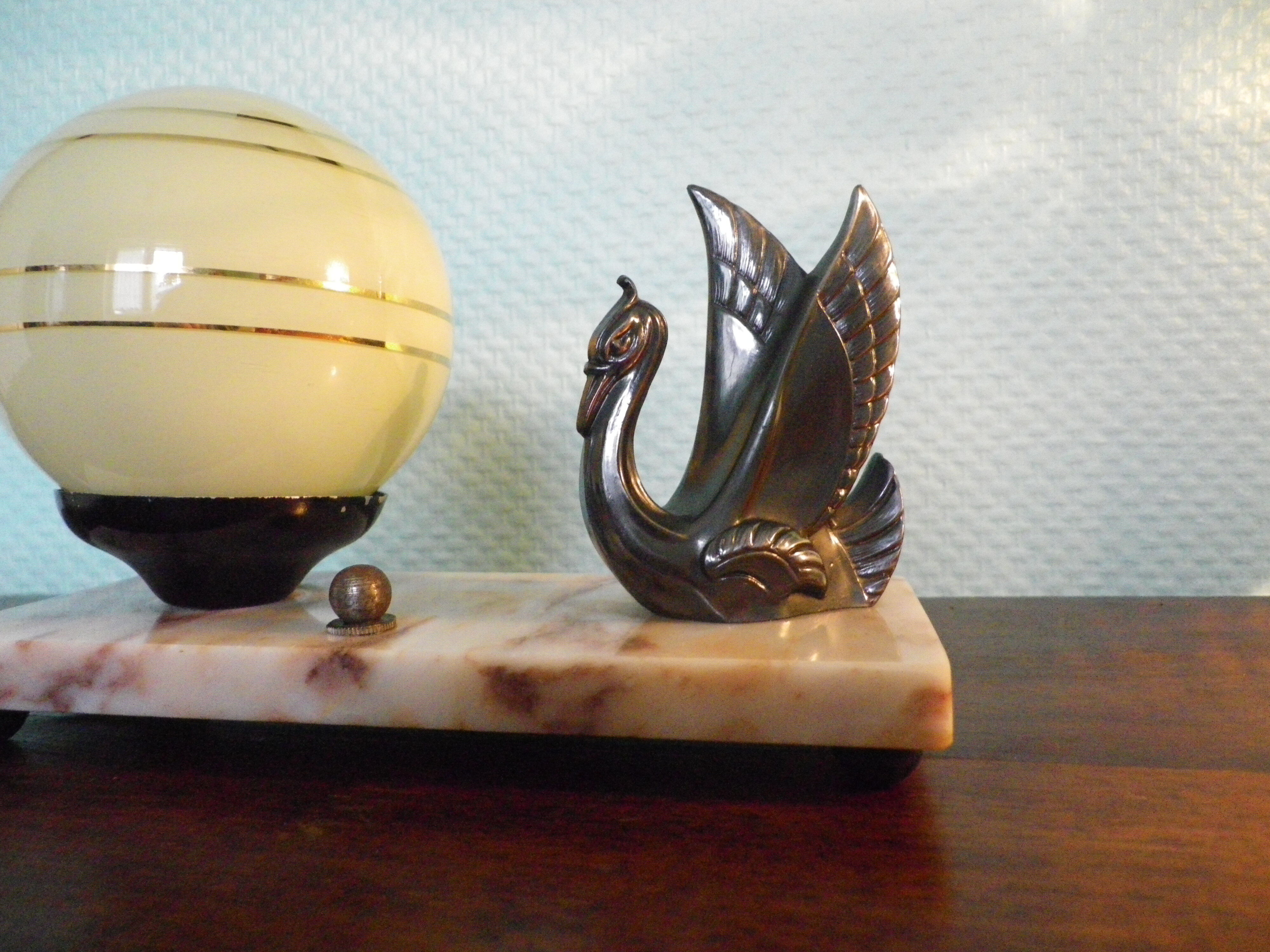 Art deco table lamp 1920/1940, marble, opaline, regulated swan