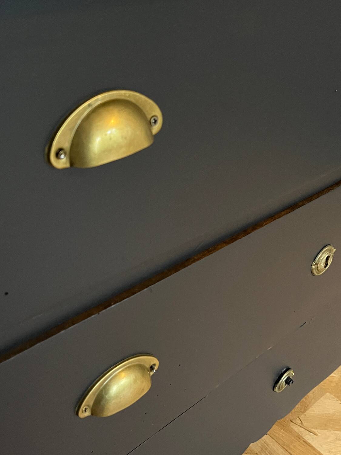 Commode classique noir mat et laiton