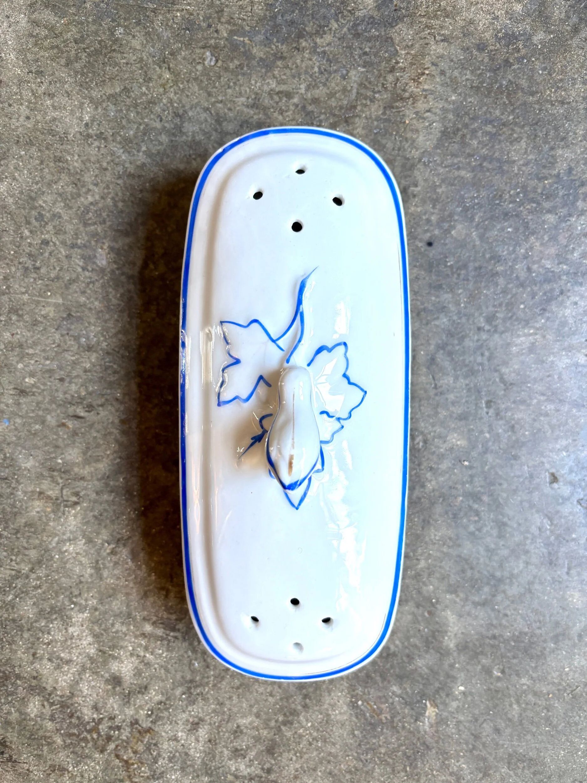 White, blue and gold porcelain comb box