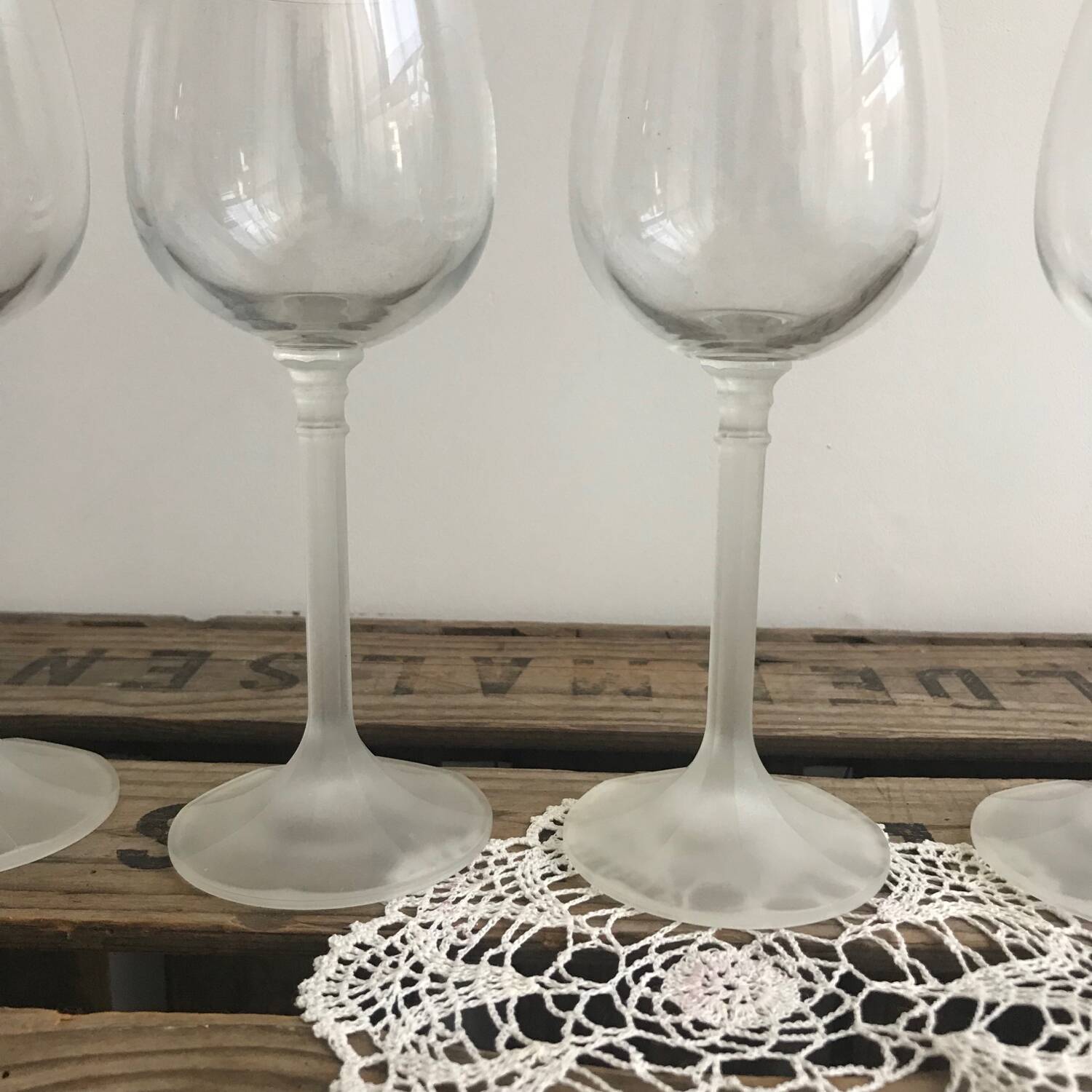 5 wine glasses with frosted glass stem