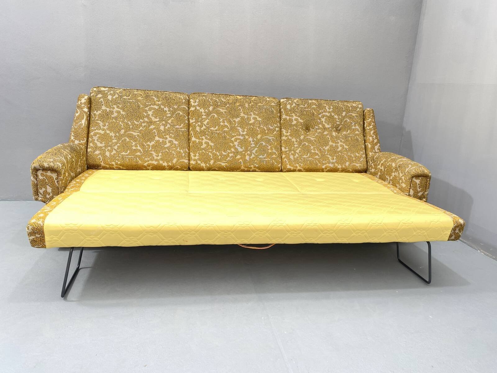 Canapé pliant rembourré du milieu du siècle, années 1970, Europe centrale