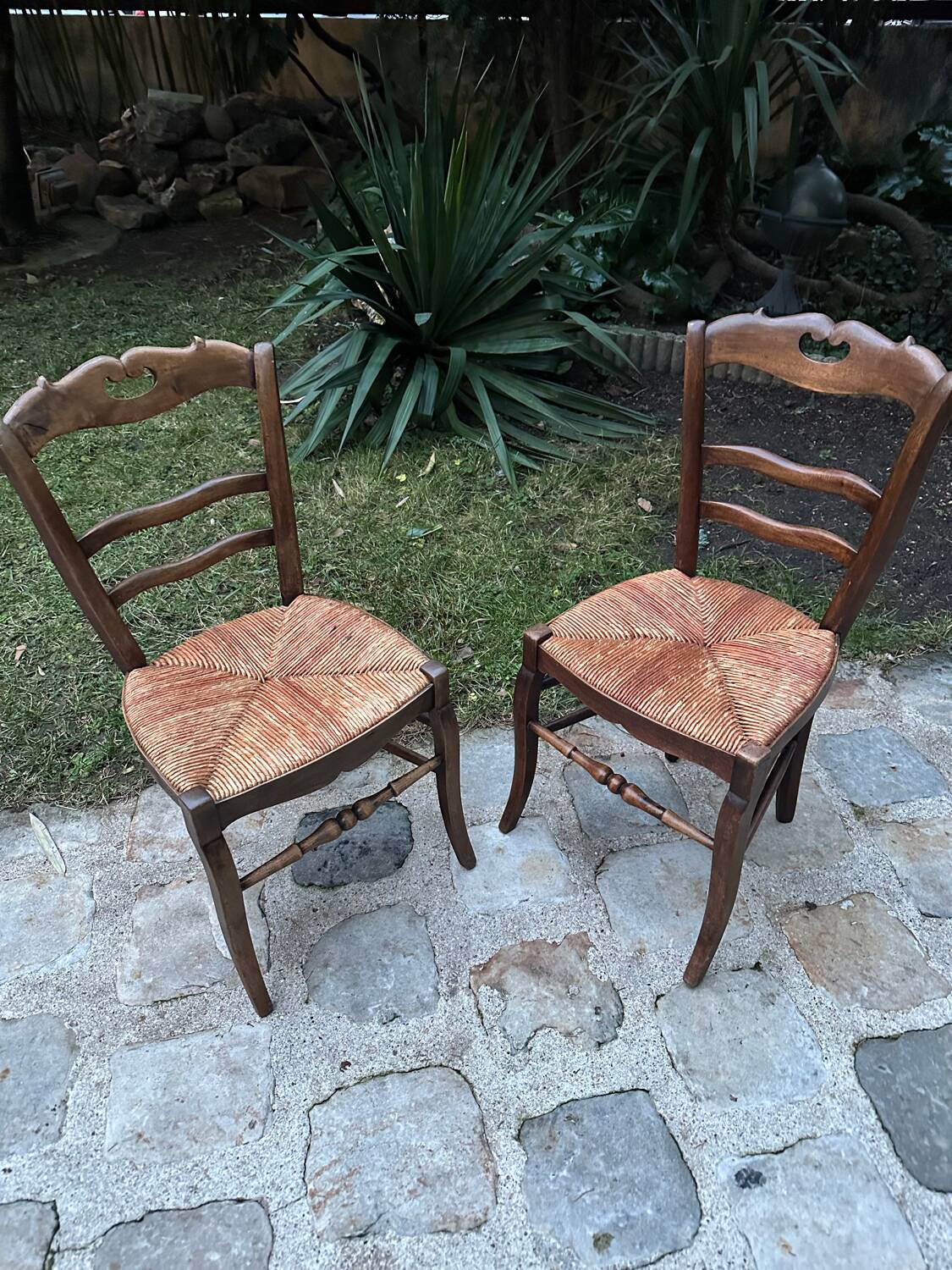 Paire de chaises anciennes paillées