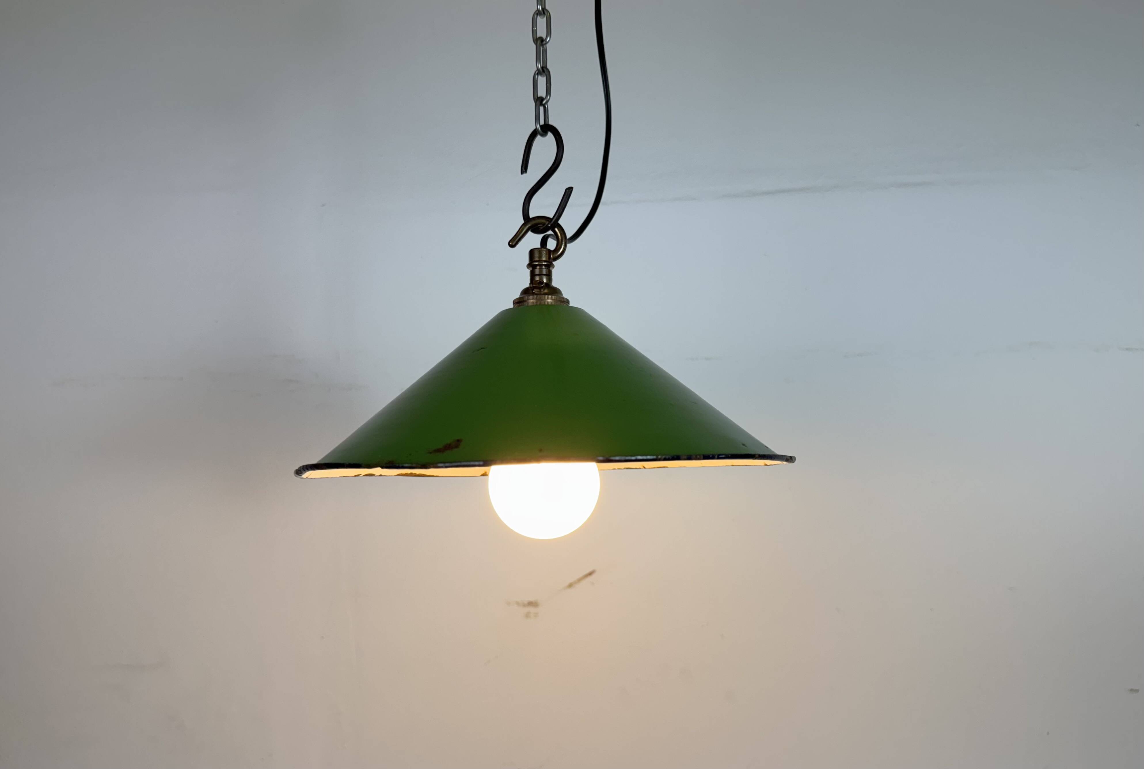 Suspension industrielle britannique en émail vert, années 1950