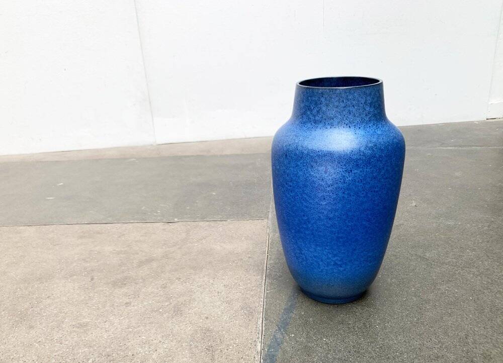 Large blue vase on a German workshop stand from the mid-20th century by Bückeburg Keramik, 1960s.