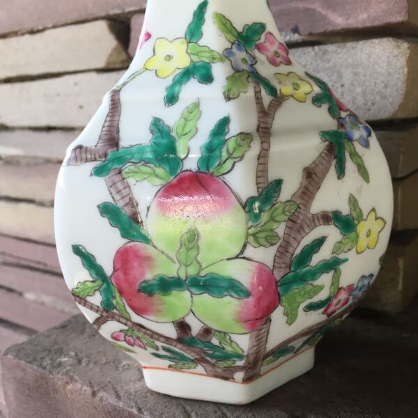 Vase hexagonal en porcelaine de chine xix eme peches et 3 chauves-souris