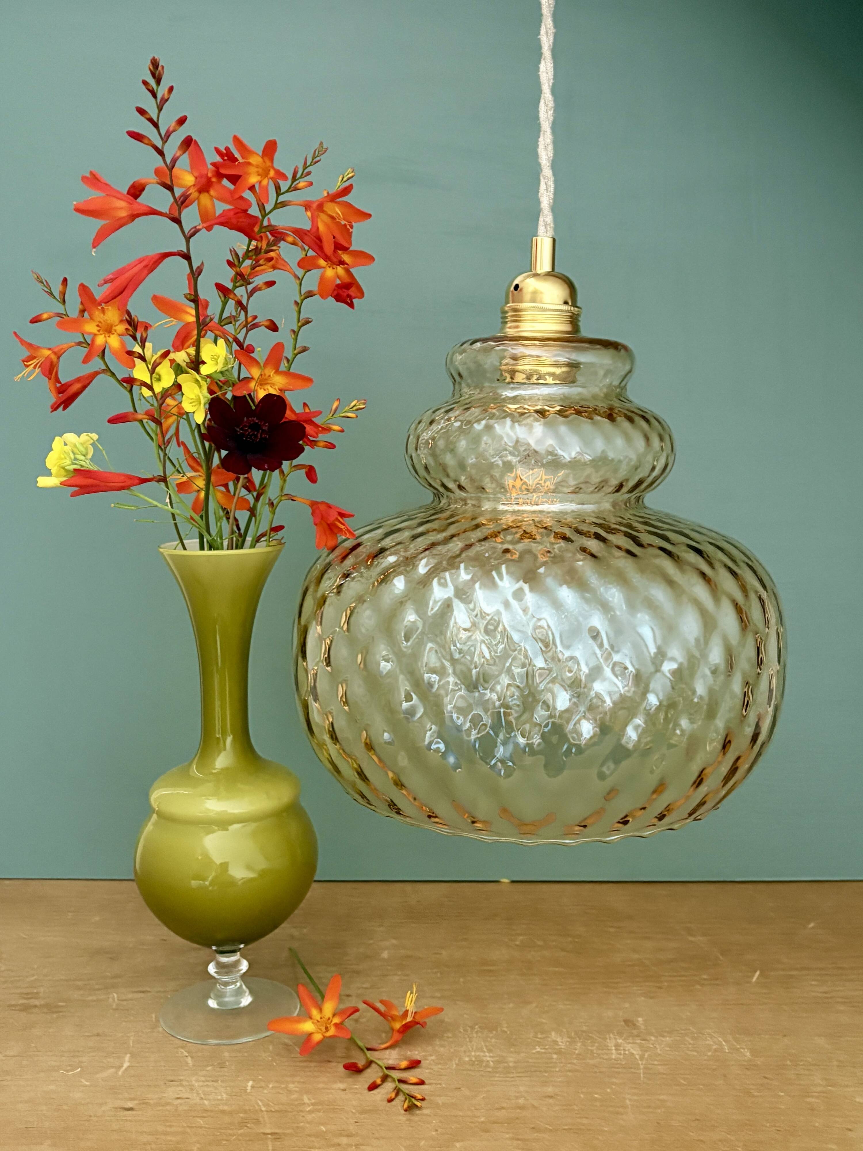 Suspension globe vintage en verre ambré