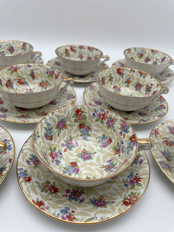 Service 8 tasses à café en porcelaine de Limoges France motif floral et doré