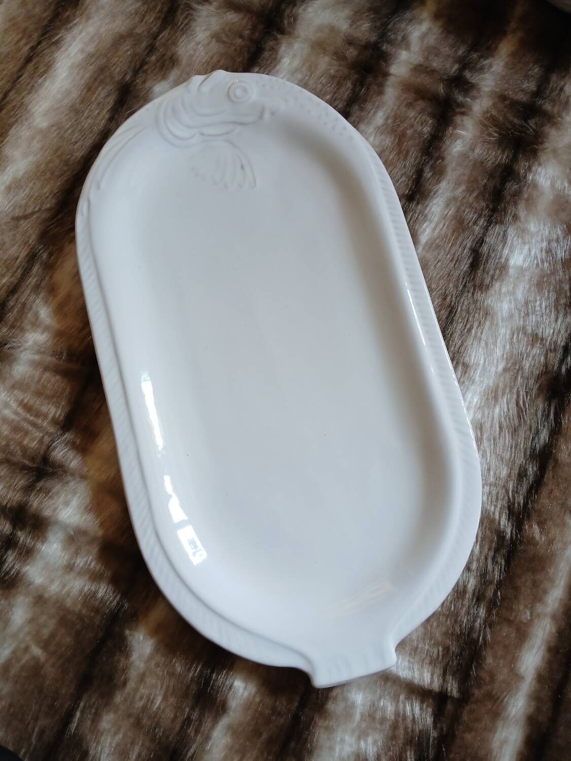 12 flat plates in earthenware/fish