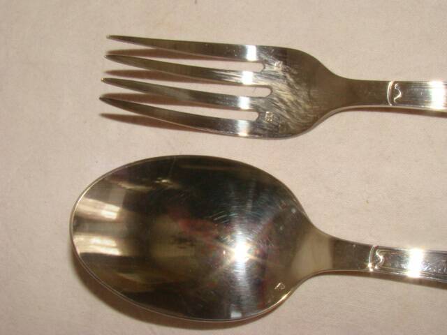 Couverts de table en métal argenté avec écrin