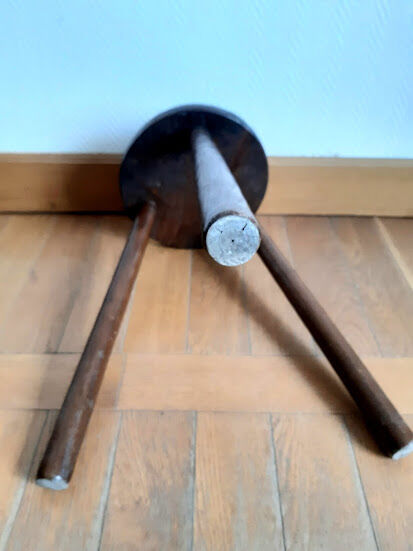 Tabouret tripode wabi sabi vers 1940