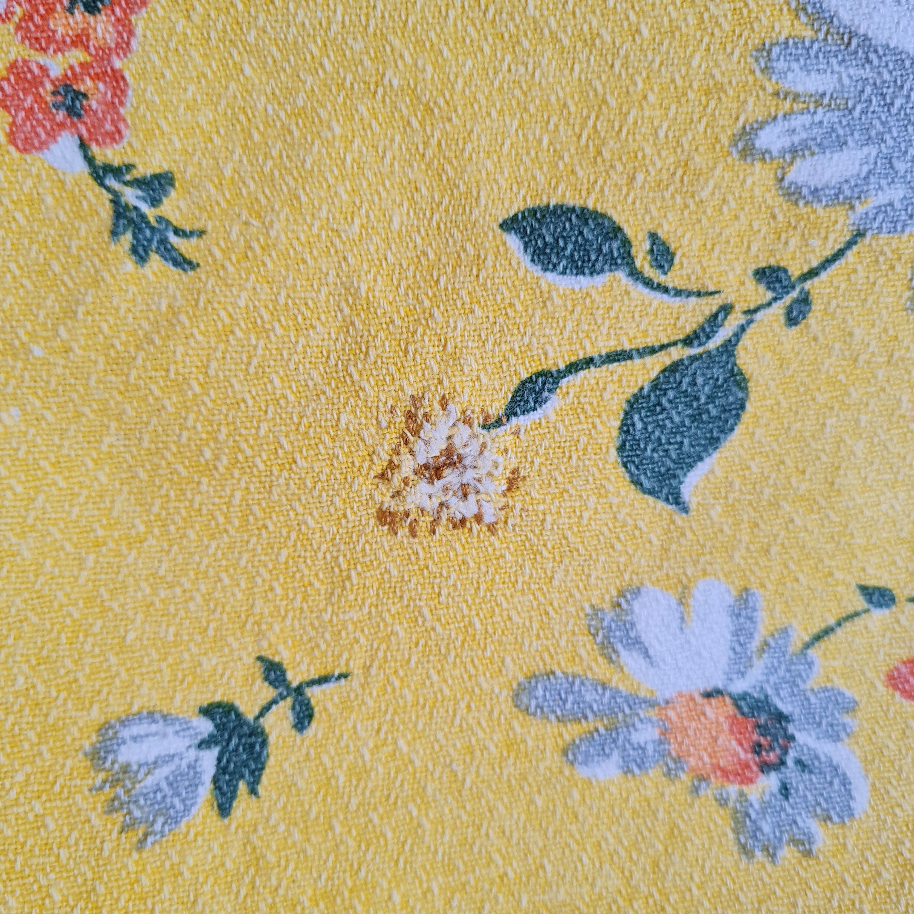 Tablecloth and 6 matching towels, flowers