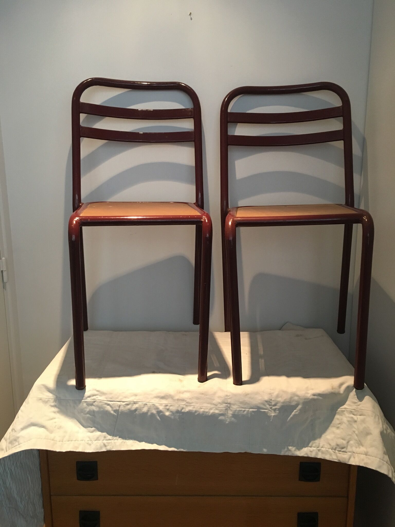 Chaise en bois et métal bordeaux