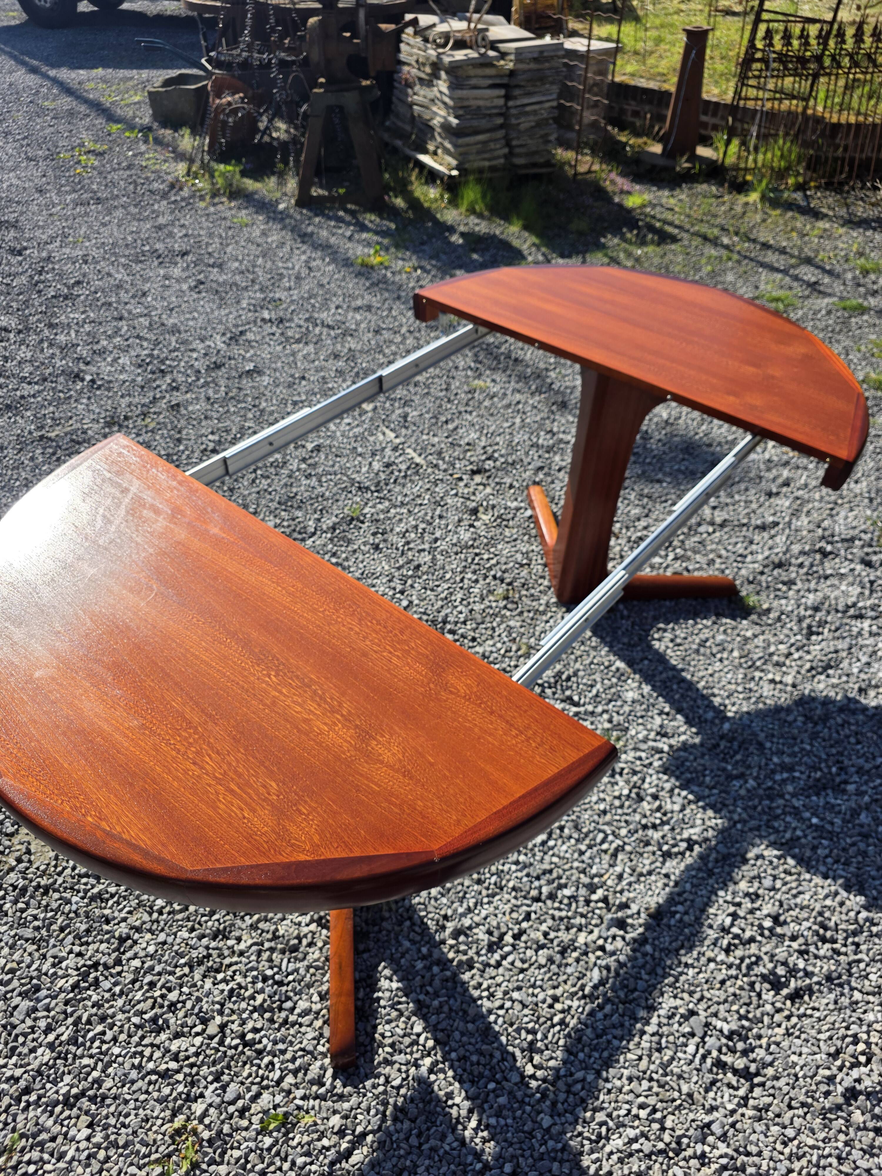 Baumann extendable table in teak from the 1960s.