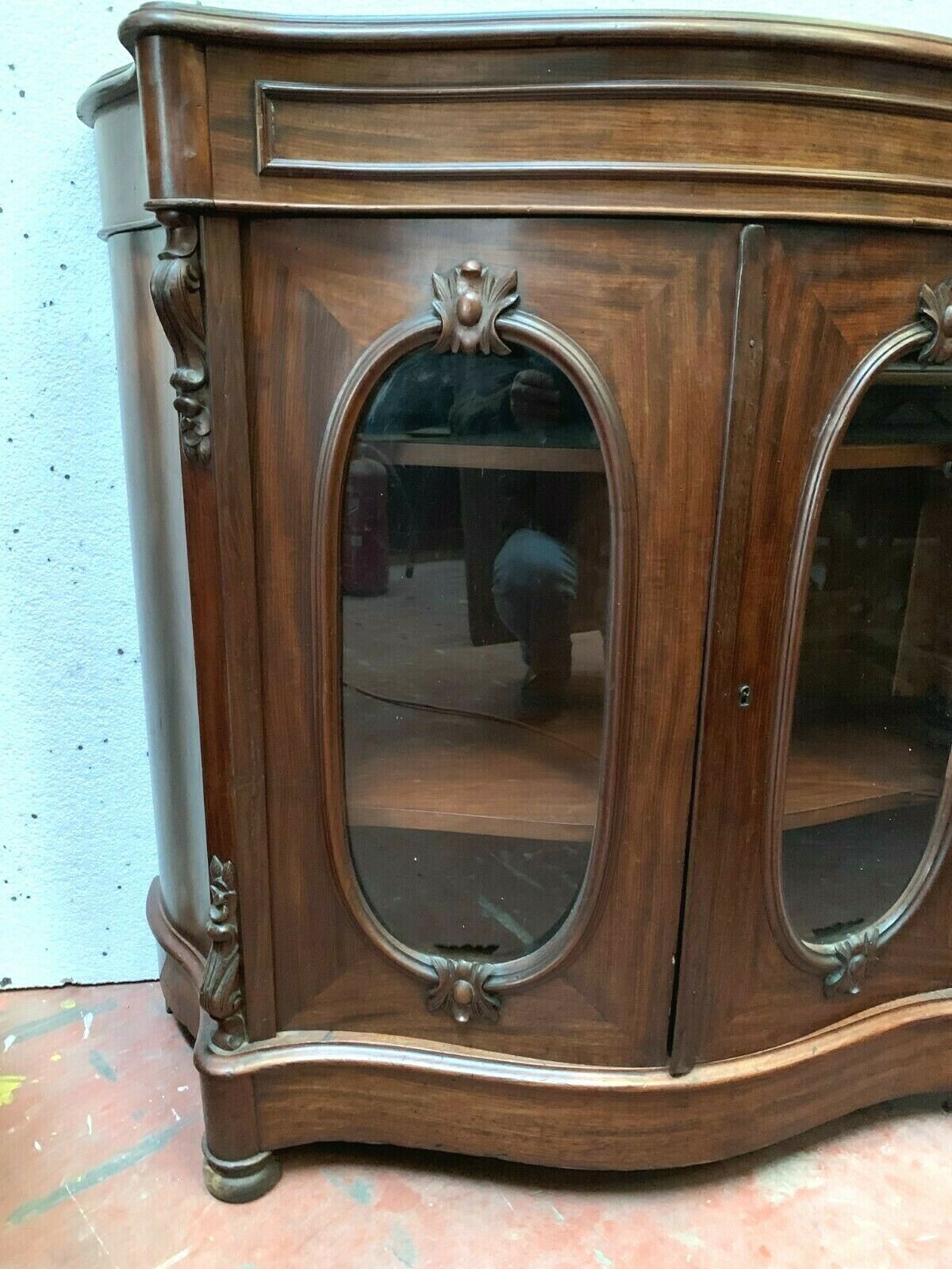 Vitrine galbée Louis Philippe en acajou XIX siècle