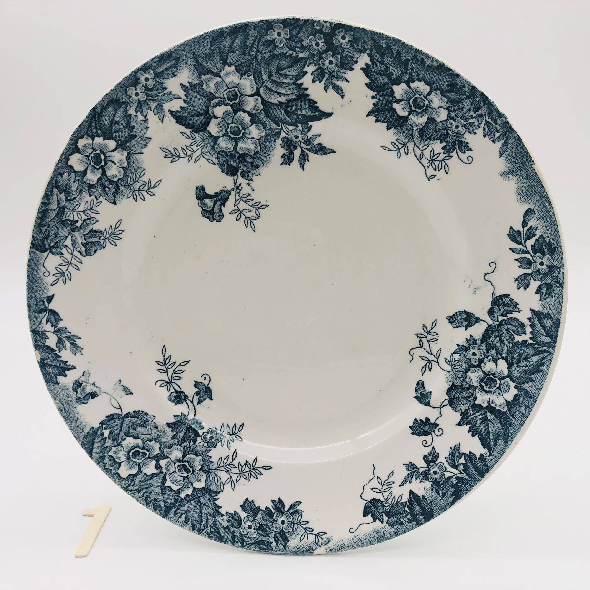 Série de 6 assiettes plates dépareillées.