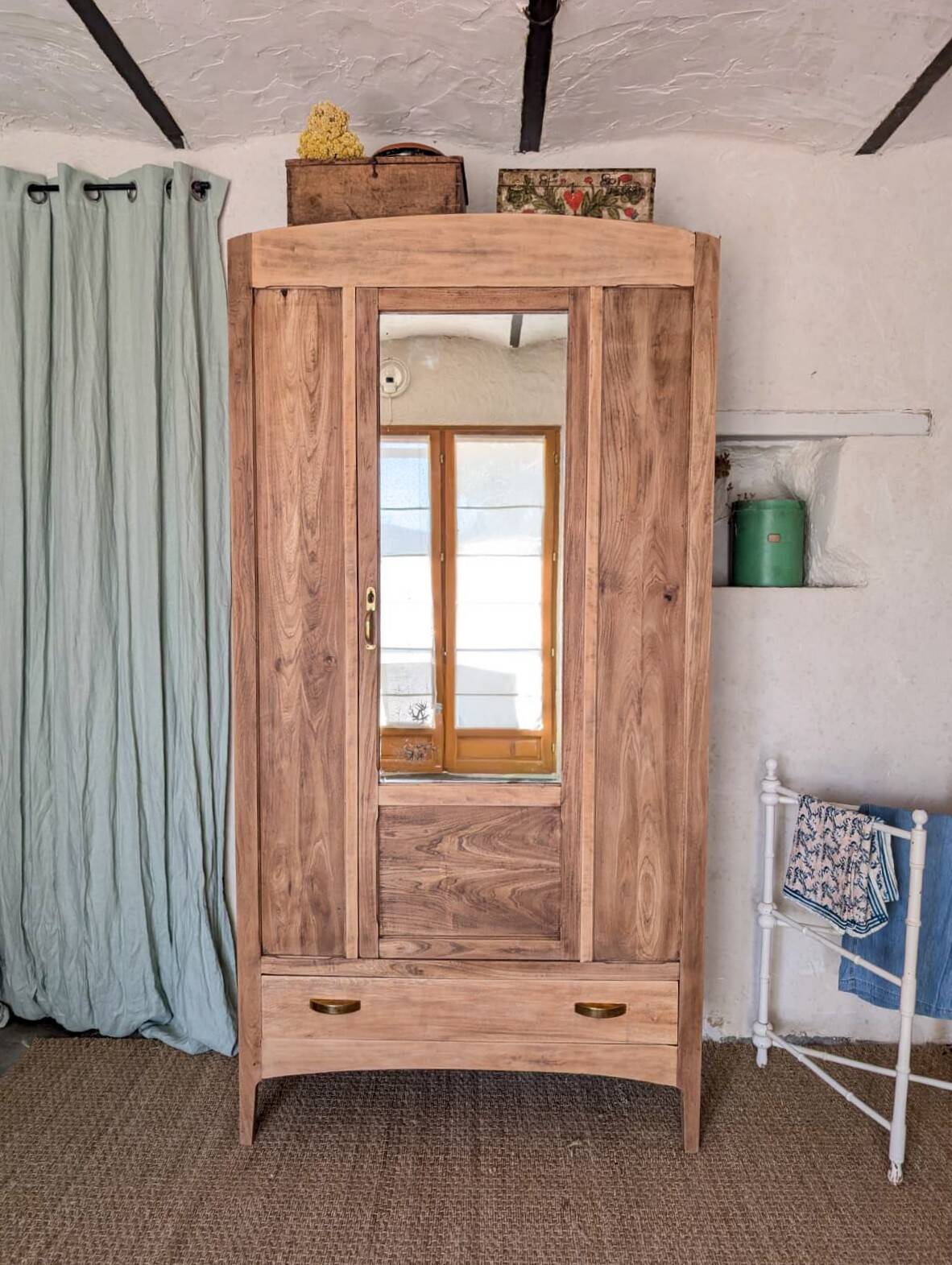 Bonnetière parisienne ancienne avec miroir en bois brut restauré