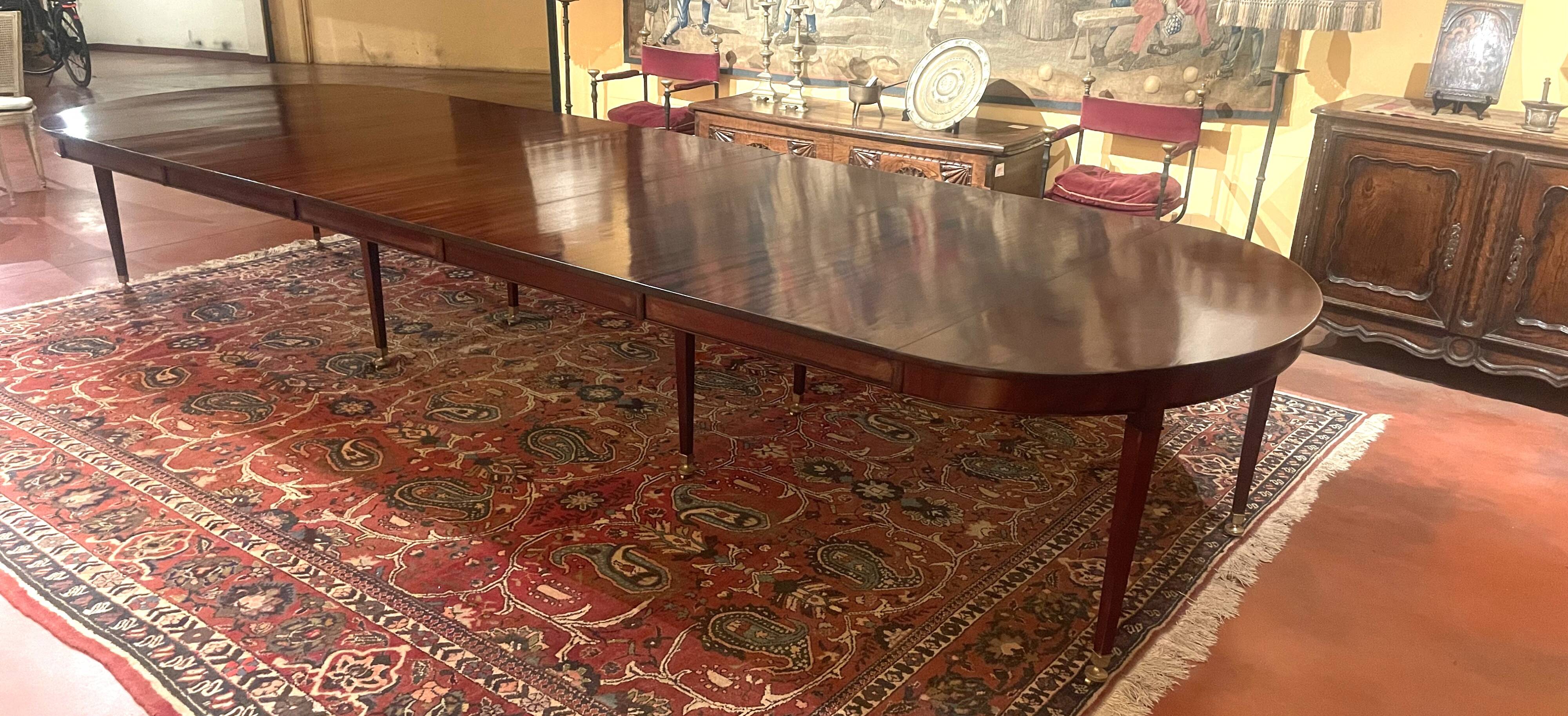 Extensible Louis XVI dining table in period Directoire mahogany.