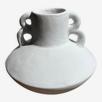 Vase artisanal en terracotta peint en blanc à double anses H:16 D:20