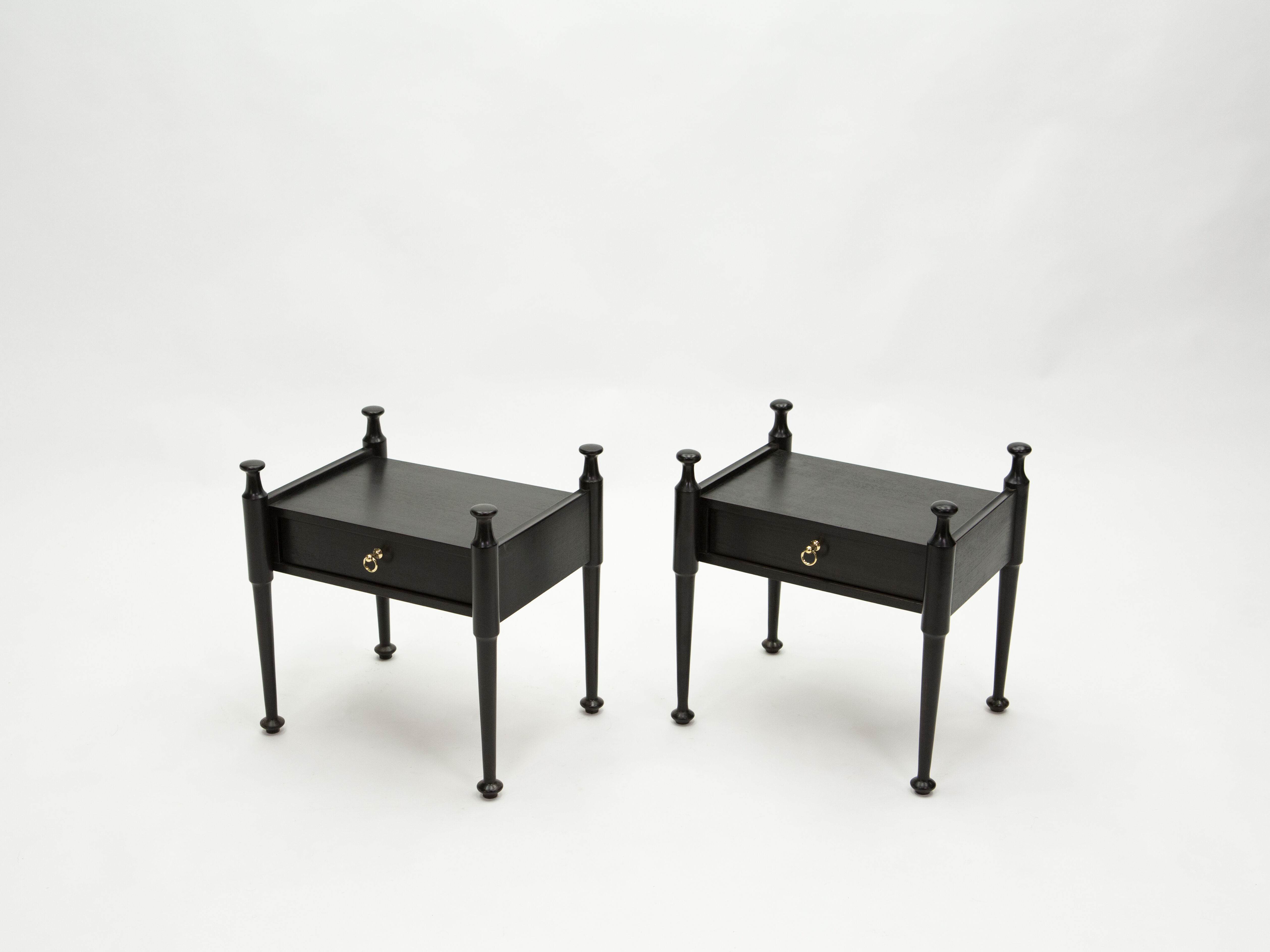 Paire de chevets en chêne teinté noir et laiton vers 1970